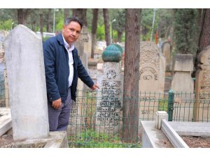 ESKİ TÜRKÇE HARFLERLE HAZIRLANAN MEZAR TAŞININ ARDINDAKİ ŞEYH ALİ SEZAİ EFENDİ’NİN HİKAYESİ