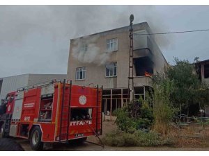 EV YANGININDA MAHSUR KALAN KADIN KURTARILDI