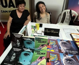 KİTAP FUARINDA 'SEREBRAL PALSİ'Lİ ÖZGE DİKKAT ÇEKİYOR