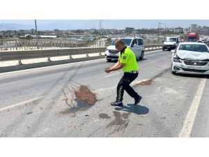 TRAFİK GÜVENLİĞİNİ SAĞLAMAK AMACIYLA YAĞ DÖKÜLEN YOLA AVUÇLARIYLA KUM TAŞIYAN POLİS TAKDİR TOPLADI