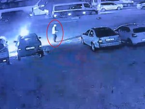 BENZİN DÖKEREK 6 OTOMOBİLİ ATEŞE VERDİ