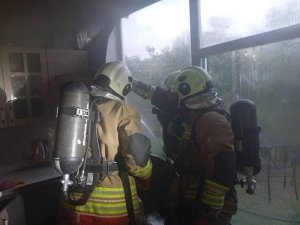 ANTAKYA’DA EV YANGINI BÜYÜMEDEN KONTROL ALTINA ALINDI