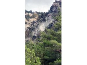 DEPREM SIRASINDA YAMAÇTAN KOPAN KAYA KÜTLESİ PANİĞE NEDEN OLDU