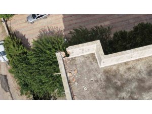 KOZAN’DA APARTMANA DÜŞEN YILDIRIMIN OLUŞTURDUĞU HASAR DRONLA GÖRÜNTÜLENDİ