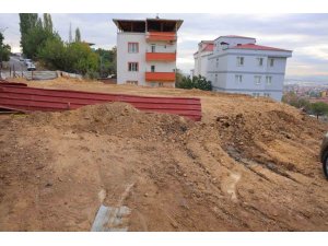 KAHRAMANMARAŞ’TA TEMEL KAZISINDA ÇÖKEN ALAN VE YOL TOPRAKLA DOLDURULDU