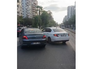 TRAFİKTE TARTIŞAN İKİ SÜRÜCÜ, 180 BİN LİRALIK CEZAYI YEMEMEK İÇİN ARAÇLARINDAN İNMEDİ