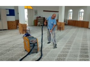 AKDENİZ’DE İBADETHANELERİN TEMİZLİĞİ DÜZENLİ OLARAK YAPILIYOR