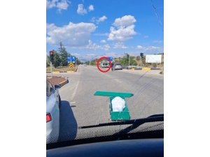 İÇİNDE CENAZE BULUNAN TABUT, SEYİR HALİNDEKİ CENAZE NAKİL ARACINDAN YOLA DÜŞTÜ