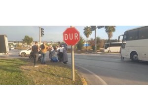 MANAVGAT’TA OTEL SERVİSİ İLE MOTOSİKLET ÇARPIŞTI: 1 YARALI