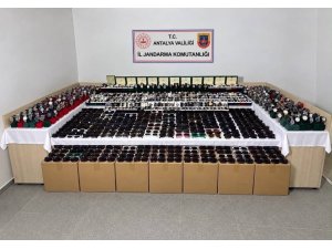 ANTALYA’DA PİYASA DEĞERİ YAKLAŞIK 5 MİLYON TL OLAN KAÇAK GÖZLÜK VE SAAT ELE GEÇİRİLDİ