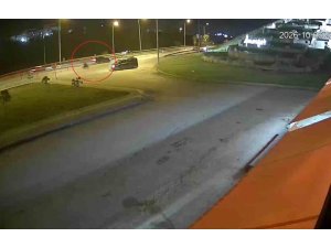 KONTROLSÜZ DÖNEN OTOMOBİL MOTOSİKLETE ÇARPTI: 1 YARALI