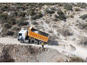 TARSUS’UN KIRSAL MAHALLELERİNDE YOL ÇALIŞMALARI SÜRÜYOR