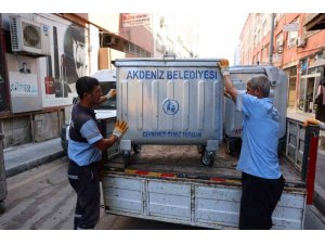 AKDENİZ’DE YIPRANAN ÇÖP KONTEYNERLERİ YENİLENİYOR