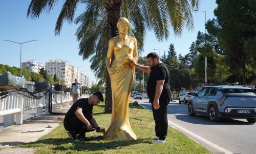 VENÜS HEYKELLERİ KENTİ SÜSLÜYOR