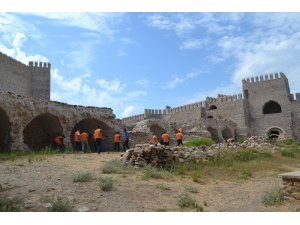ANAMUR’DA HÜKÜMLÜLER TARİHİ MEKÂNLARDA ÇEVRE TEMİZLİĞİ YAPTI