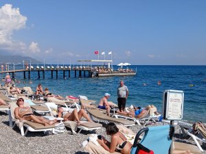 KEMER'DE SONBAHARDA PLAJLAR DOLDU TAŞTI