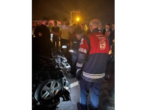 SAMANDAĞ’DA ANGUSA ÇARPAN OTOMOBİLİN SÜRÜCÜSÜ YARALANDI