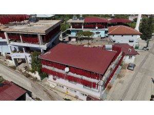 KURUTMALIK BİBERLER MAHALLEYİ KIRMIZIYA BÜRÜDÜ