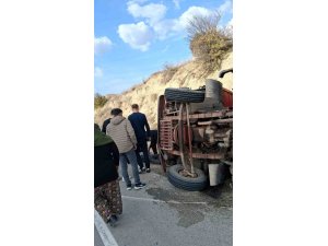 BURDUR’DA YÜK KAMYONU DEVRİLDİ: 1 YARALI