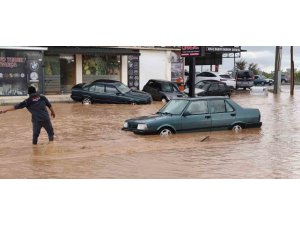 SİLİFKE’DE SAĞANAK SELE DÖNÜŞTÜ, ARAÇLAR SU İÇİNDE KALDI