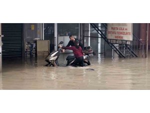 SİLİFKE SELE TESLİM: DERELER TAŞTI, ARAÇLAR SULAR ALTINDA KALDI