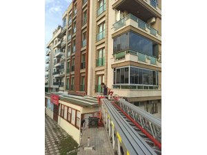 PAYAS’TA BALKON BOŞLUĞUNDA MAHSUR KALAN GÜVERCİN KURTARILDI