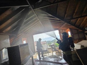 ANTAKYA’DA MÜSTAKİL EVİN ÇATISINDA YANGIN ÇIKTI