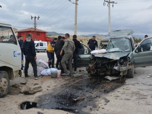 KAMYONET İLE HAFİF TİCARİ ARAÇ ÇARPIŞTI: 1 ÖLÜ, 2 YARALI