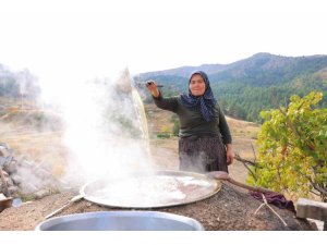 BAĞLARDAN KAZANLARA UZANAN PEKMEZ MESAİSİ