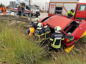 BURDUR’DA OTOBÜS İLE OTOMOBİL ÇARPIŞTI: 2 YARALI