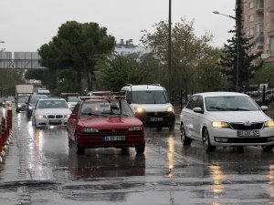 SAĞANAK, TRAFİĞİ OLUMSUZ ETKİLEDİ