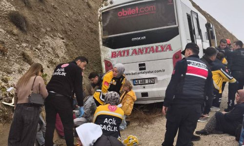 YOLCU MİDİBÜSÜ ŞARAMPOLE DÜŞTÜ: 9 YARALI