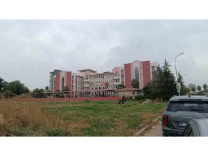 ADANA’DA OKULDA DEDİKODU KAVGASI: KIZ ÖĞRENCİ ARKADAŞINI EKMEK BIÇAĞIYLA YARALADI