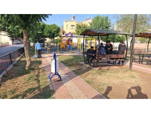 AKDENİZ’DE PARK VE YEŞİL ALANLAR YENİLENİYOR