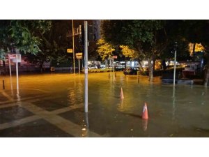 ADANA’DA 45 DAKİKALIK SAĞANAK YOLLARI SU ALTINDA BIRAKTI