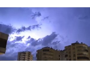 MERSİN’DE ŞİMŞEKLER GECEYİ GÜNDÜZE ÇEVİRDİ
