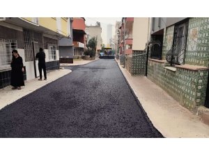 AKDENİZ’DE SOKAKLAR SICAK ASFALTLA YENİLENİYOR