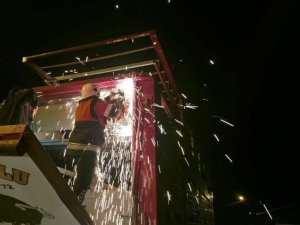 TIRIN DORSESİNDE SIKIŞAN 40 KEÇİ KURTARILDI