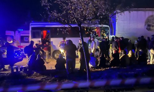 TARIM İŞÇİLERİNİ TAŞIYAN MİDİBÜS TIR İLE ÇARPIŞTI: 17 YARALI