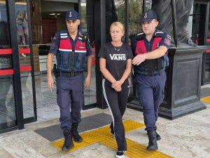 OTELİN MERDİVENİNDEN DÜŞEN POLONYALI TURİST ÖLDÜ, EŞİ TUTUKLANDI