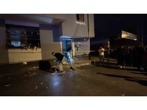 ADANA’DA 2’Sİ ÇOCUK 5 KİŞİNİN BULUNDUĞU EVE EL YAPIMI PATLAYICI ATTILAR