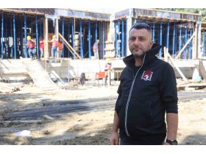 DEPREMDE 2 EVLADINI VE EŞİNİ KAYBEDEN BABA, ’YETER Kİ ÇOCUKLAR YAŞASIN’ SLOGANIYLA ÇIKTIĞI YOLDA 5 EĞİTİM YUVASININ İNŞASINI SÜRDÜRÜYOR