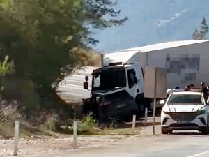 KAMYON İLE CİP ÇARPIŞTI; 1 TURİST ÖLDÜ, 3 YARALI