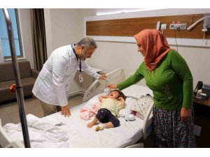 KAHRAMANMARAŞ’TA 1 YAŞINDAKİ BEBEĞİN BÖBREĞİNDEN 2 SANTİMLİK TAŞ ÇIKARILDI