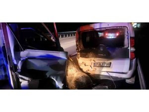 ALANYA’DA KAMYONET PARK HALİNDEKİ OTOMOBİLE ÇARPTI: 1 YARALI