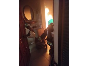 İSKENDERUN’DA EV YANGININDA DUMANDAN ETKİLENEN KİŞİ KURTARILDI