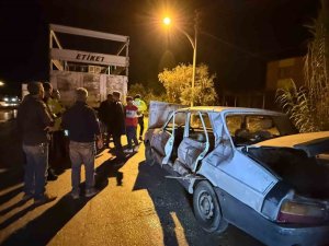 SERİK’TE OTOMOBİL İLE KAMYON ÇARPIŞTI: 3 YARALI