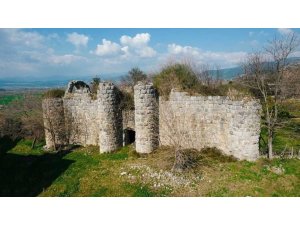 TARİHİ ANACIK KALESİ ZAMANA DİRENİYOR