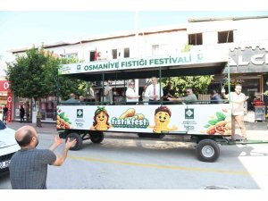 OSMANİYE’DE FESTİVAL ÖNCESİ BAŞKAN ÇENET ÇİFTÇİLERLE FISTIK HASADI YAPTI