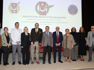 İLETİŞİM FAKÜLTESİ'NDE GAZETECİLİĞİN GELECEĞİ KONUŞULDU